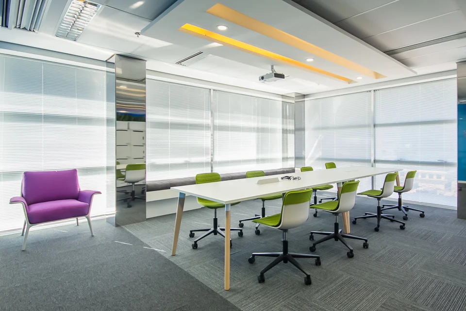 Área de colaboração — escritório corporativo OMMA
