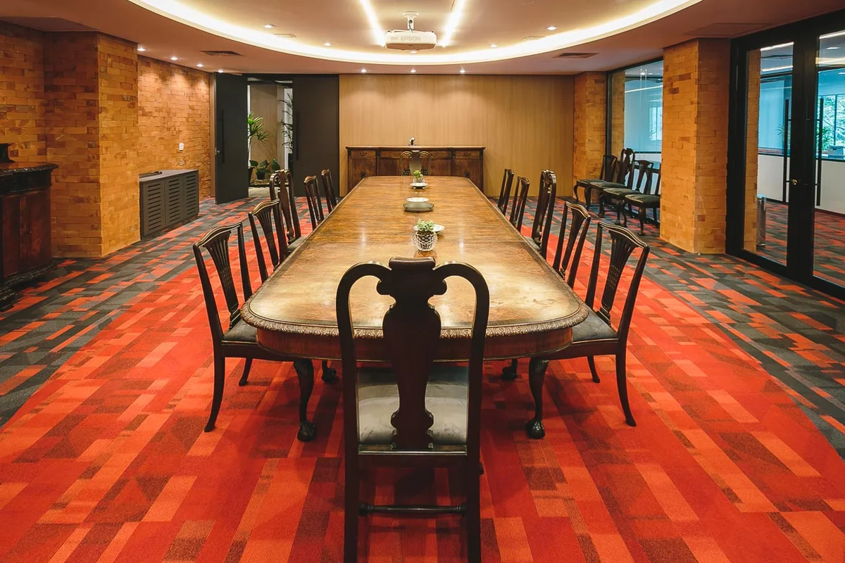 Sala de reunião — escritório corporativo OMMA