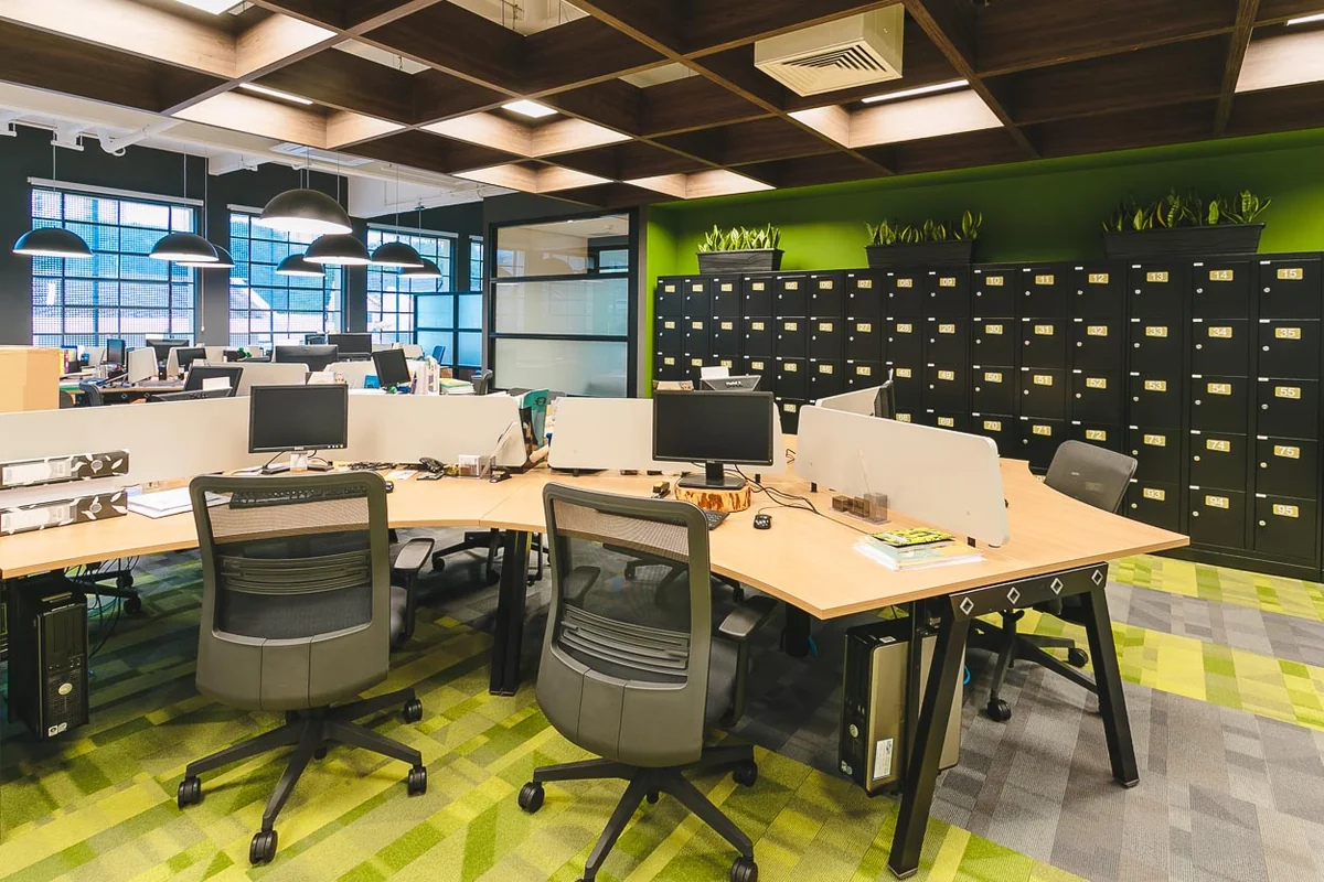 Layout corporativo — escritório OMMA