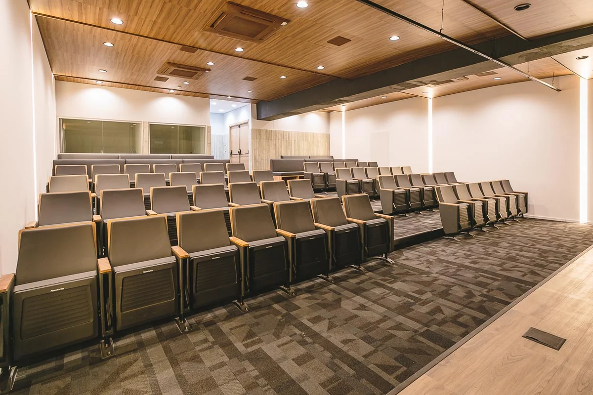 Área de treinamentos — escritório corporativo OMMA